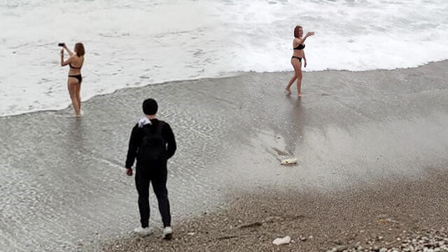 Sokağa çıkma kısıtlamasından muaf turistler deniz keyfi yaptı