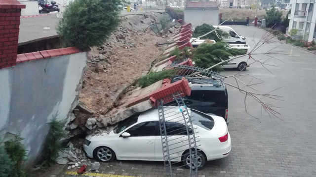 İzmir'de korkunç görüntü! Otomobiller kağıt gibi ezildi