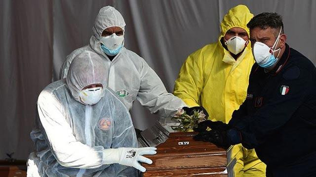 İtalya'da son 24 saatte 684 kişi koronavirüsten hayatını kaybetti