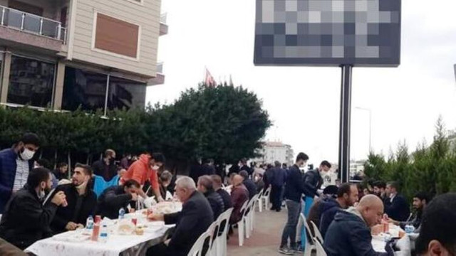 Babasını koronadan kaybetti, taziye yemeği verdi