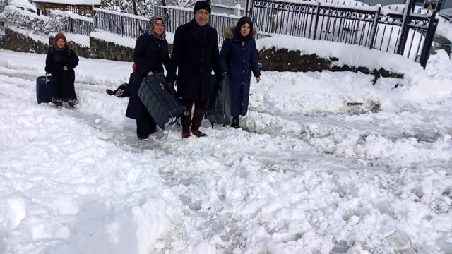 Kendilerine yardım eden rektöre ''amca'' dediler