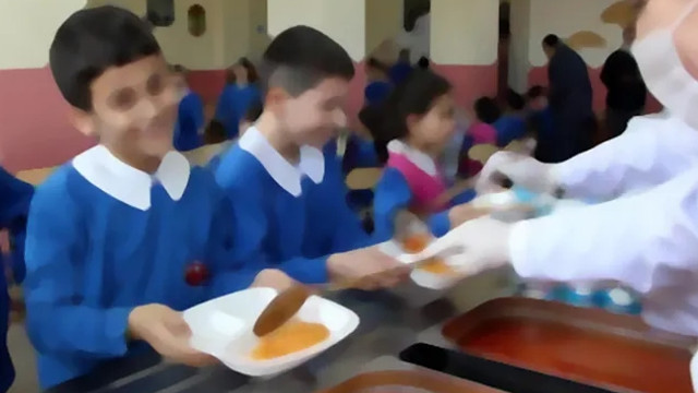 Milyonlarca öğrenciye ücretsiz okul yemeği