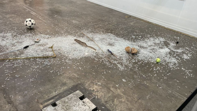 Sanat eleştirmeni 20 bin dolarlık eseri parçaladı!