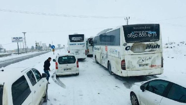 İpek Yolu'nda kar esareti ! Yüzlerce araç mahsur kaldı