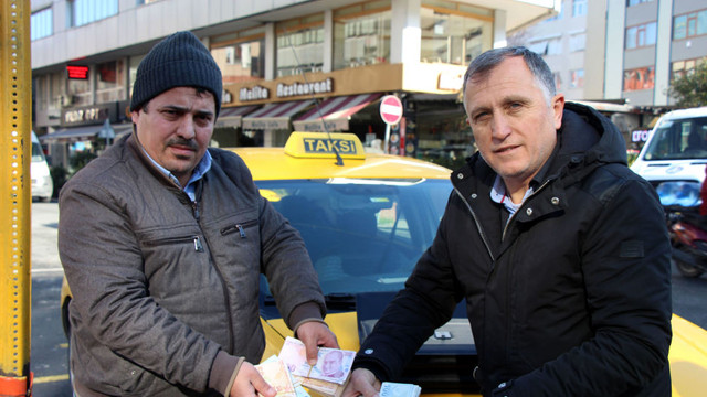 Taksisinde unutulan 70 bin lirayı sahibine teslim etti