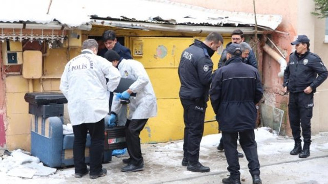 Emekli öğretmen evinde ölü bulundu