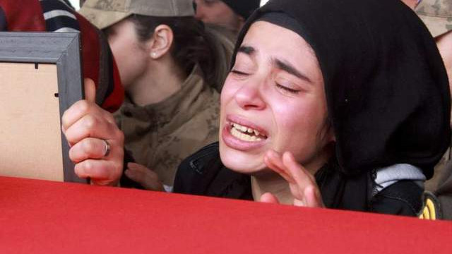 Şehit cenazesinde gözyaşları sel oldu: ''Allah belanı versin Esad!''