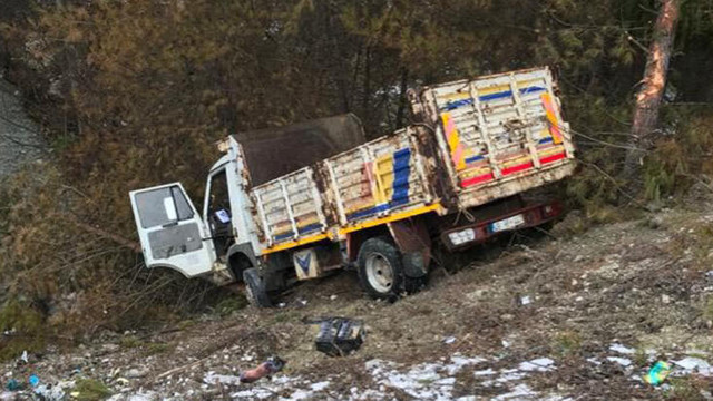 Kamyon, şarampole uçtu: 4 yaralı