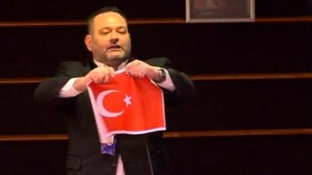 AP'den Türk bayrağını yırtan Yunan vekilin cezası belli oldu