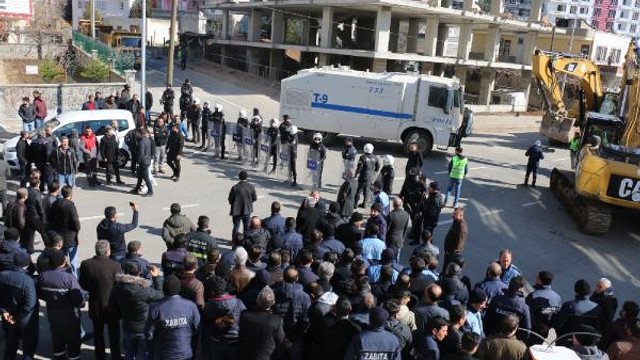 Batman'da gergin anlar ! Zabıtalara saldırdılar