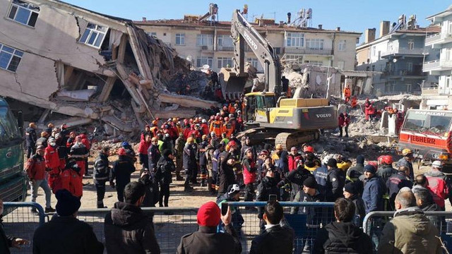 Deprem bölgesinde okulların açılışı yeniden ertelendi