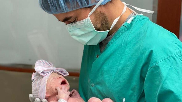 Dünyanın en ünlü çifti 3. bebeklerini kucağına aldı