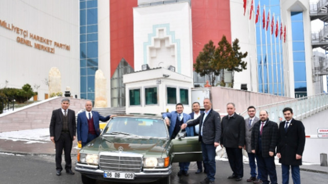 Bahçeli klasik otomobilini belediye başkanına hediye etti