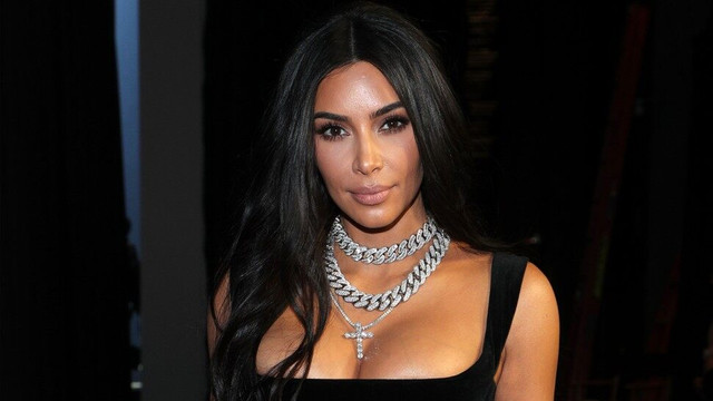 Kim Kardashian'dan bacak şov!