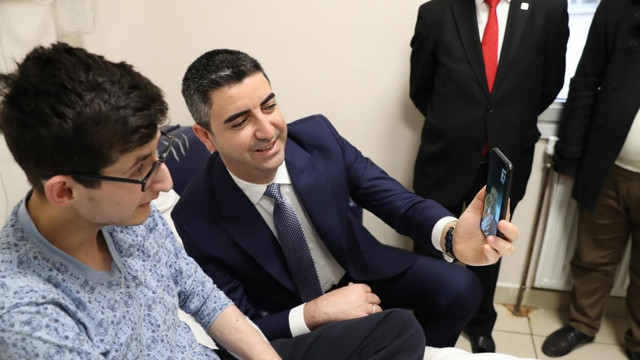 Başkan Gökhan Yüksel’den kanserle mücadele eden gence sürpriz