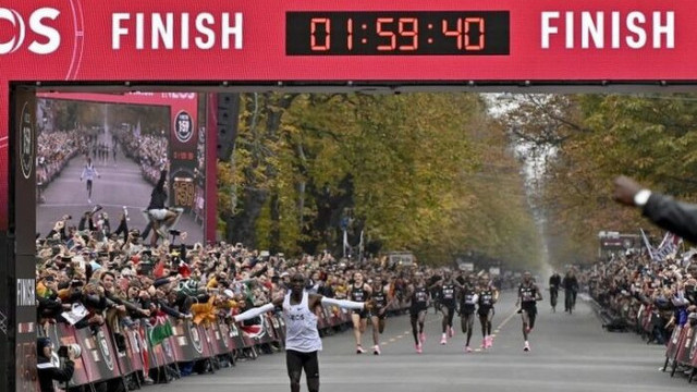 Kenyalı atlet Eliud Kipchoge, maratonu iki saatin altında koşan ilk sporcu olarak tarihe geçti