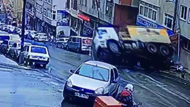 Asfalt yüklü kamyon araçları ezdi !