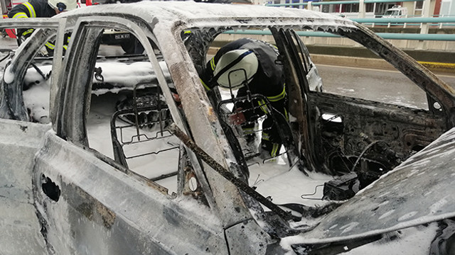 Seyir halindeki LPG'li otomobil küle döndü