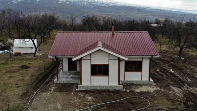Deprem bölgesine ilk örnek ev kuruldu