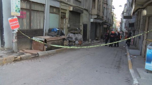 Beyoğlu'nda bina çöktü !