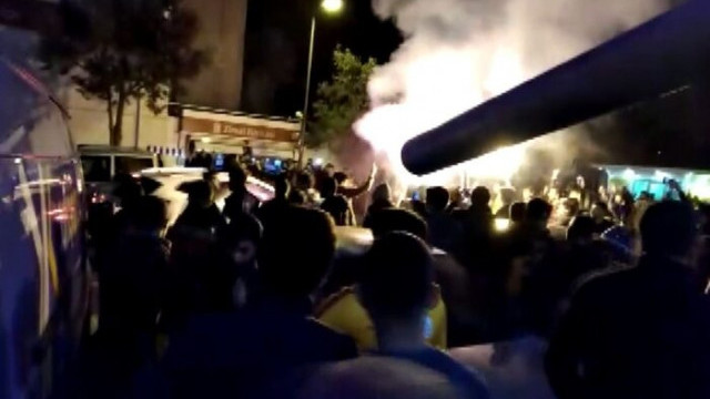 Fenerbahce Galatasaray Taraftarlari Arasinda Kavga Cikti Futbol