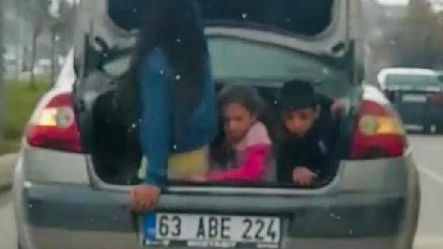 Trafikte şoke eden görüntü! Çocuklara bagajda balık istifi!