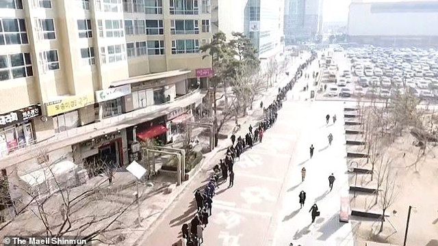 Koronavirüsten korunmak için maske sırasına girdiler !