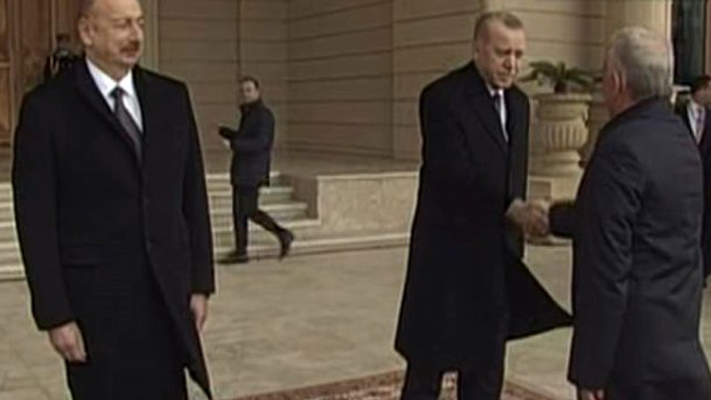 Azeri yetkilinin tokalaşması Erdoğan'ı şaşırttı