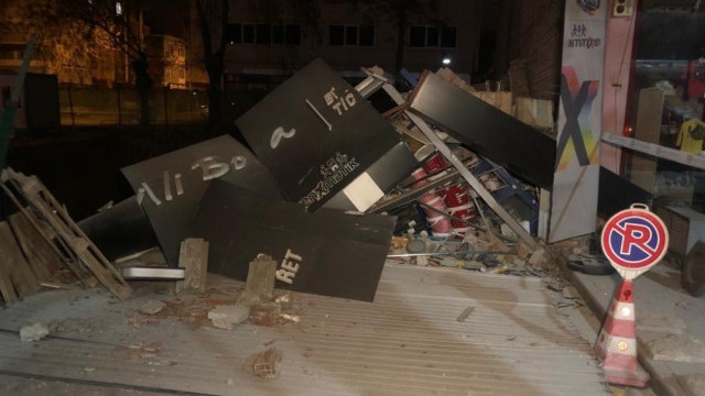 Ankara'da 3 katlı dükkan çöktü!