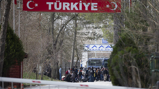 Yunanistan sınırını otobüsle kapattı !