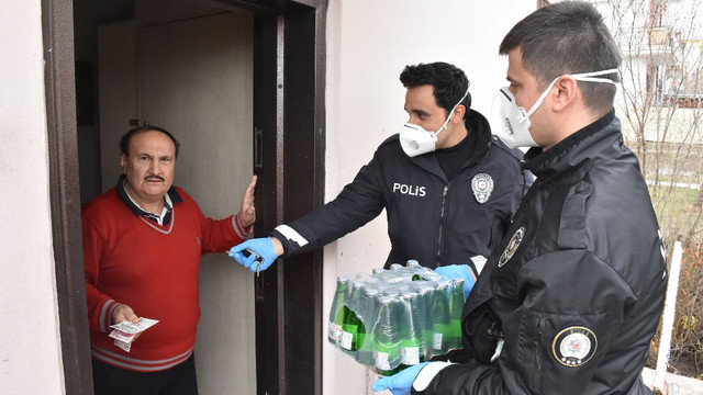 Sokağa çıkma yasağı var diye polise maden suyu sipariş etti