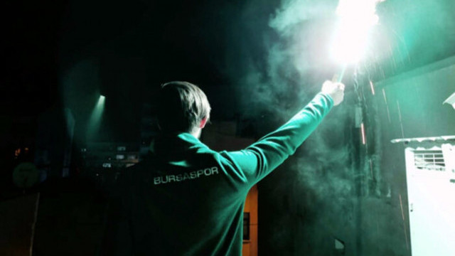 Bursaspor taraftarları, sağlık çalışanlarına meşaleli destek verdi!
