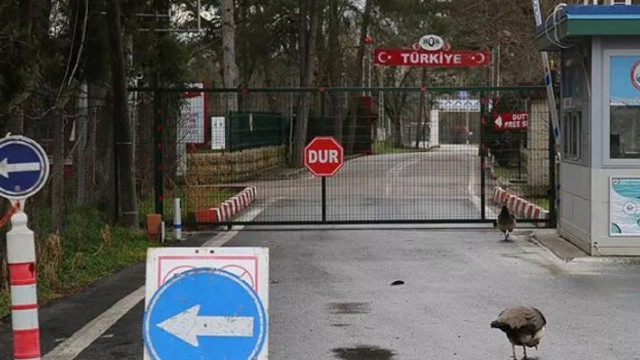 Yunanistan'dan Türkiye sınırlarını kapattı