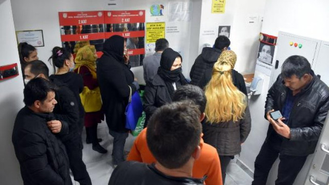 Vakıf önünde bin lira almak için beklediler !