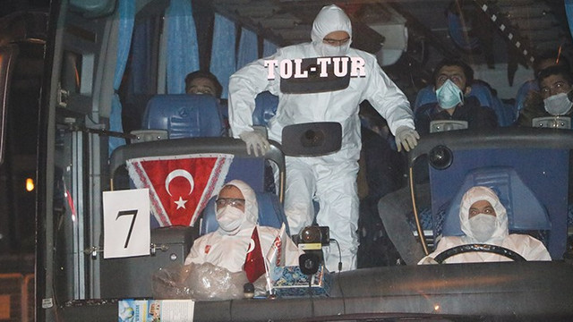 Türkiye'ye dönemeyen öğrenciler sokakta kaldı!