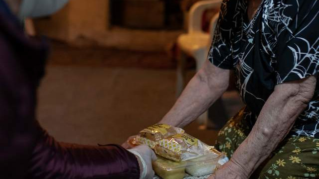 Kadıköy Belediyesi'nden yaşlılara sıcak yemek
