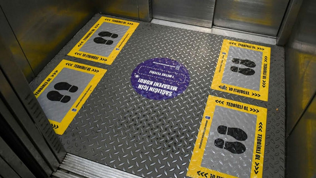 Ankara'da mesafeni koru stickerları ile farkındalık uyarısı