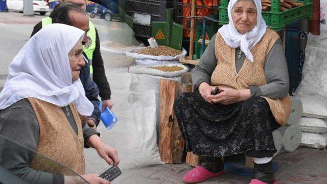 90 yaşındaki yaşlı kadını gören polis bunu yaptı