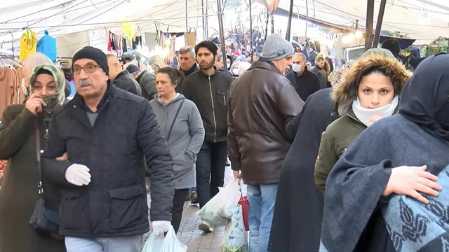 Semt pazarında koronavirüs tedbirlerine uyulmadı !