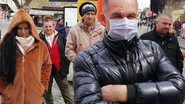 Banka önünde sosyal mesafeye ''metreli'' ayar