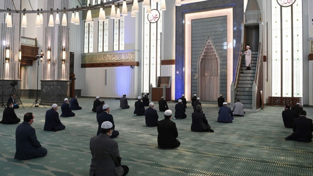 MHP'li Enginyurt'tan Beştepe'de cuma namazına sert tepki