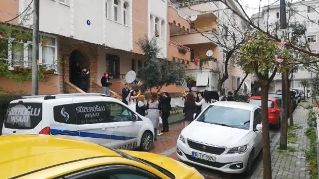 İstanbul'da koronavirüse rağmen yol kapatıp, halay çektiler
