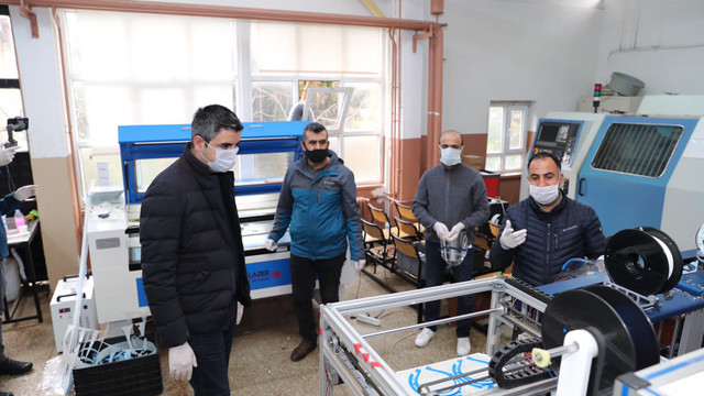Kartallı öğretmen ve öğrencilerden 3D yazıcı, lazer tezgâh ve tıbbi yüz mas