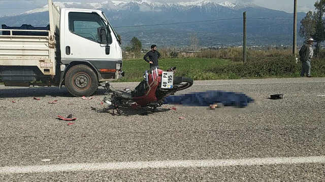 Kamyonet ile çarpışan motosiklet sürücüsü can verdi