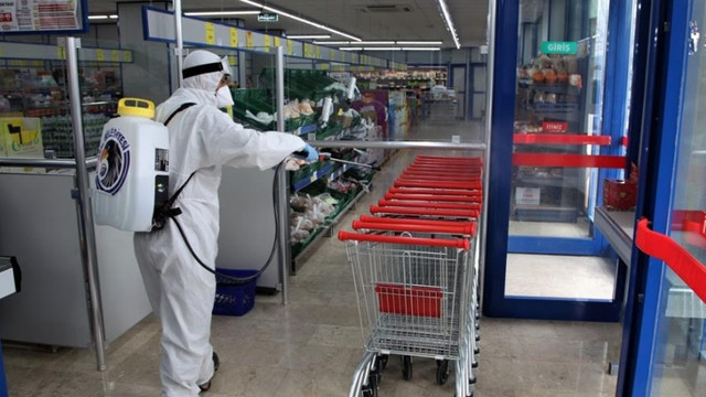 Kartal'da dezenfekte çalışmaları marketlerde devam etti