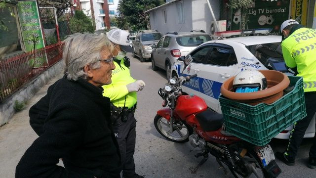 Kaskı kafasında değil saksıda taşıdığı için ceza kesildi