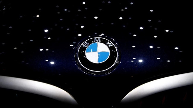 BMW yıllar sonra logosunu değiştirdi