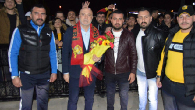 Teknik direktör Hikmet Karaman'a coşkulu karşılama