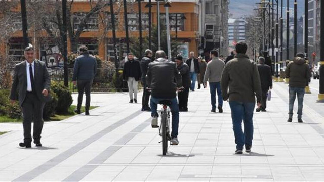 Bu ilçelerde 3'ten fazla kişinin yan yana yürümesi yasaklandı