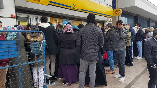 PTT önünde yoğunluk: ''Sosyal mesafe''ye uymadılar !